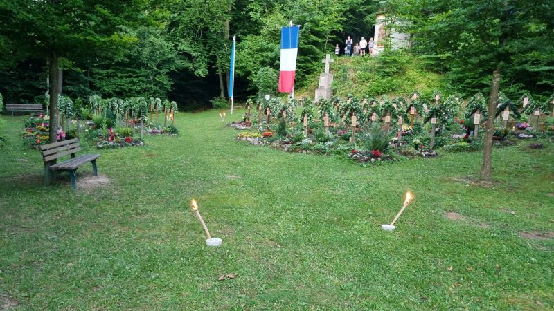 20250628 210955 Soldatenfriedhof mit Fackeln 800px